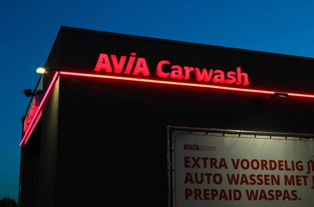 LED lichtreclame gevelverlichting op bedrijfspand Avia Carwash