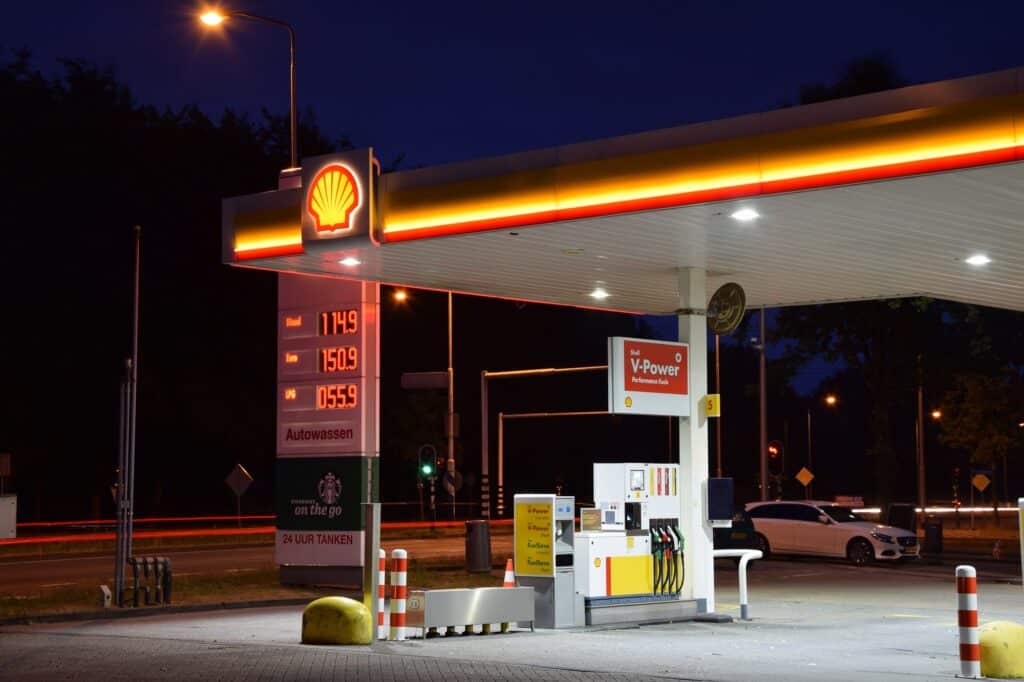 LED lichtreclame gevelverlichting op bedrijfspand Shell Eindhoven Shell