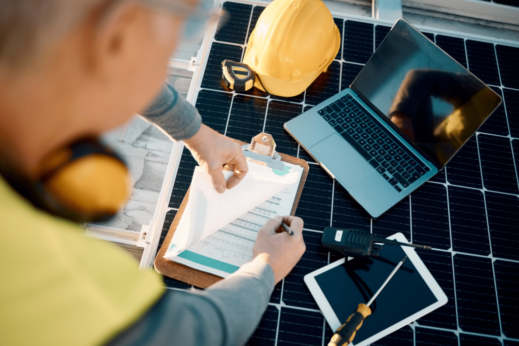 Zonnepanelen, planning en engineering handen met technologie, checklist voor elektrotechnische installatie