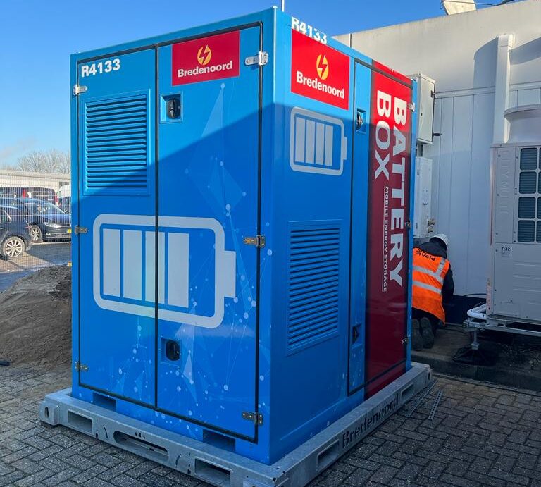 Grote accu container als energieopslagsysteem voor bedrijven